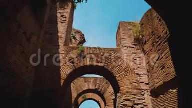 POV视频：罗马论坛<strong>古</strong>建筑的走廊和拱门